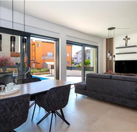 4 Bedroom Villa with Pool near Vodice town, Sibenik Riviera, sleeps 8